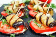 Рулетики из баклажанов с помидорами — 8 рецептов закуски на праздничный стол