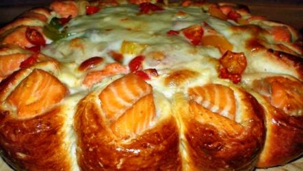 Пирог с красной рыбой — 8 домашних рецептов пошагово