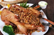 Утка, фаршированная рисом — 7 рецептов, как готовить в духовке