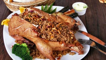 Утка, фаршированная рисом — 7 рецептов, как готовить в духовке