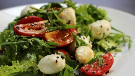 Салат с моцареллой шариками — 8 рецептов