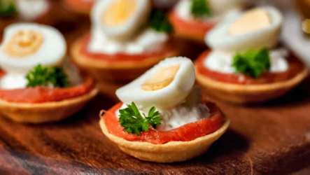 Тарталетки с рыбой и яйцом — 7 рецептов закуски на скорую руку