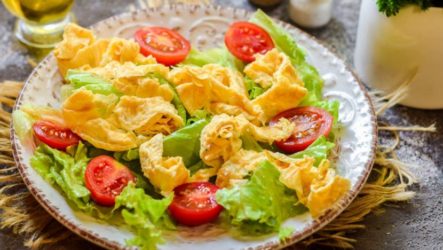 Салат с омлетом — 8 домашних рецептов с фото