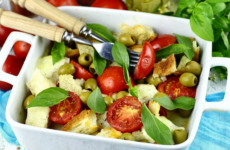 Теплый салат с помидорами — 8 рецептов на ужин