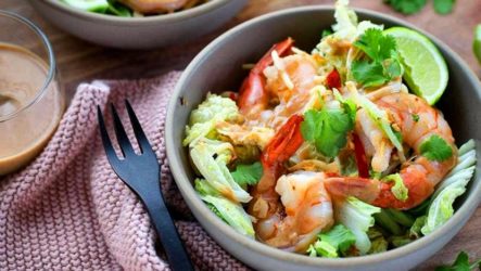 Салат с креветками и пекинской капустой — 7 легких и свежих рецептов