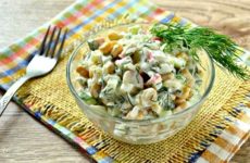 Салат с соленым огурцом и кукурузой — 6 подробных фото-рецептов