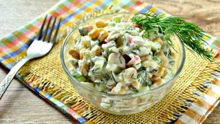 Салат с соленым огурцом и кукурузой — 6 подробных фото-рецептов