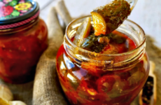 Огурцы в томатной пасте на зиму — 7 проверенных рецептов