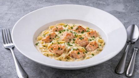 Нежный кижуч с пастой в сливочно-чесночном соусе: рецепт с фото